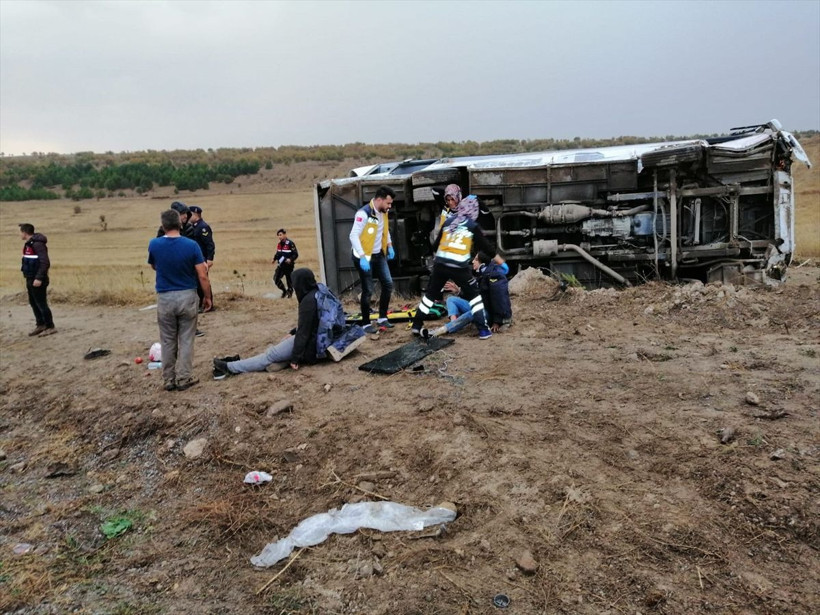 Yozgat'ta üniversite öğrencilerini taşıyan otobüs devrildi 27 yaralı - Resim: 2