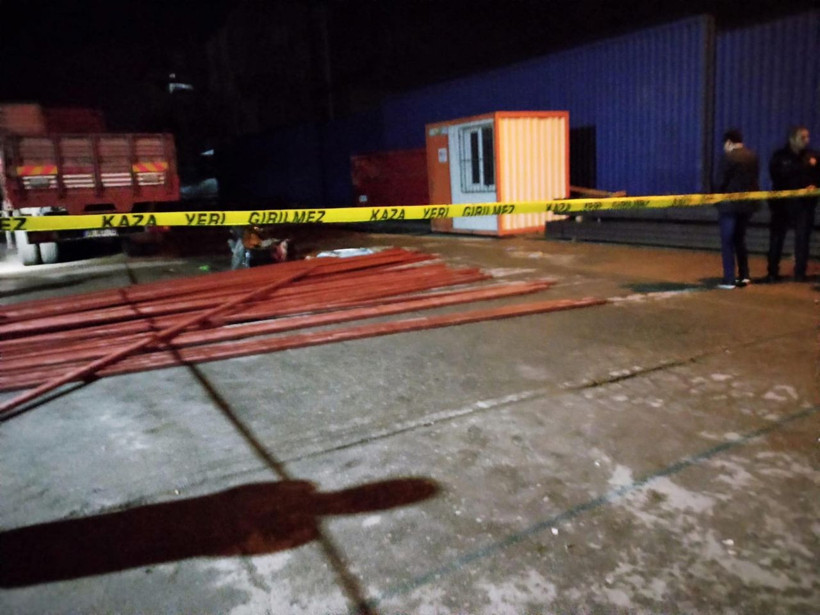 İzmir'de forkliftteki demirler motosikletin üzerine düştü 1 ölü 2 yaralı - Resim: 1