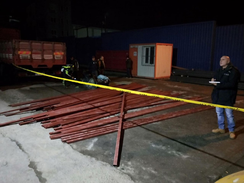 İzmir'de forkliftteki demirler motosikletin üzerine düştü 1 ölü 2 yaralı - Resim: 2