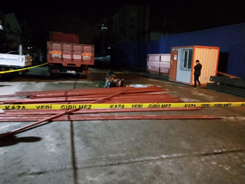 İzmir'de forkliftteki demirler motosikletin üzerine düştü 1 ölü 2 yaralı - Resim: 3