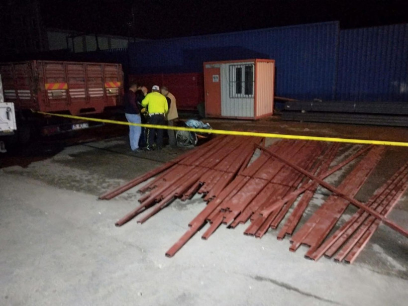 İzmir'de forkliftteki demirler motosikletin üzerine düştü 1 ölü 2 yaralı - Resim: 4