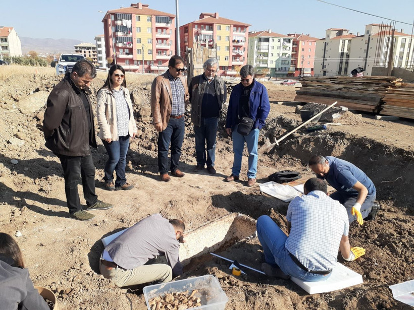 Çorum'da işçiler buldu 2 bin yıllık lahitin kapağı açıldı içinden çıkanlar şaşırttı - Resim: 1