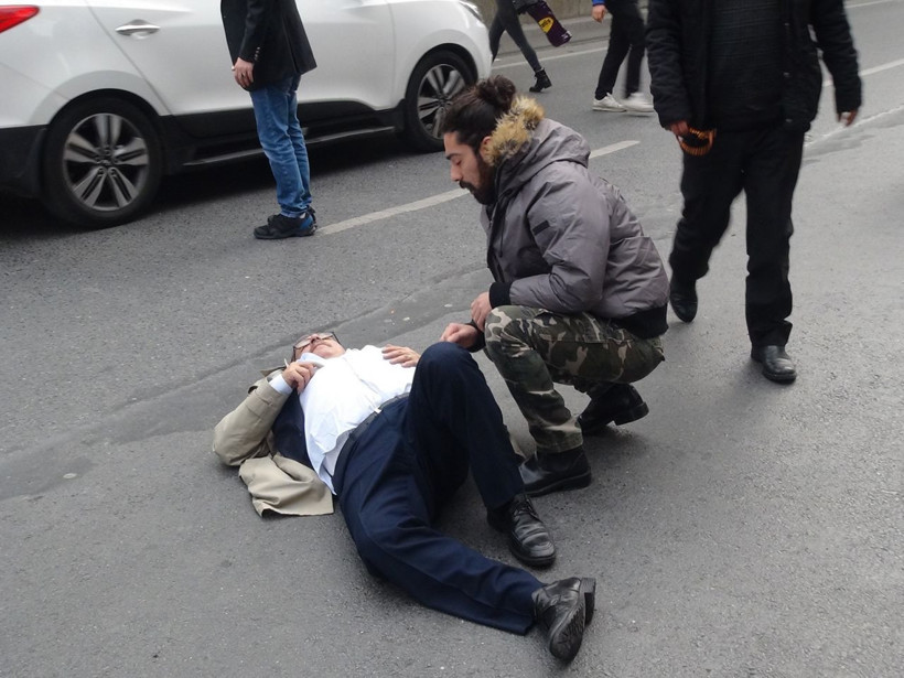 İstanbul Beyoğlu’nda motosikletin çarptığı yaşlı adam yaralandı - Resim: 1