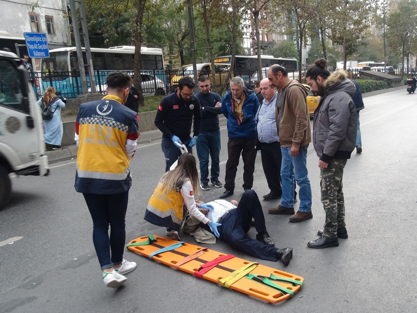 İstanbul Beyoğlu’nda motosikletin çarptığı yaşlı adam yaralandı - Resim: 4