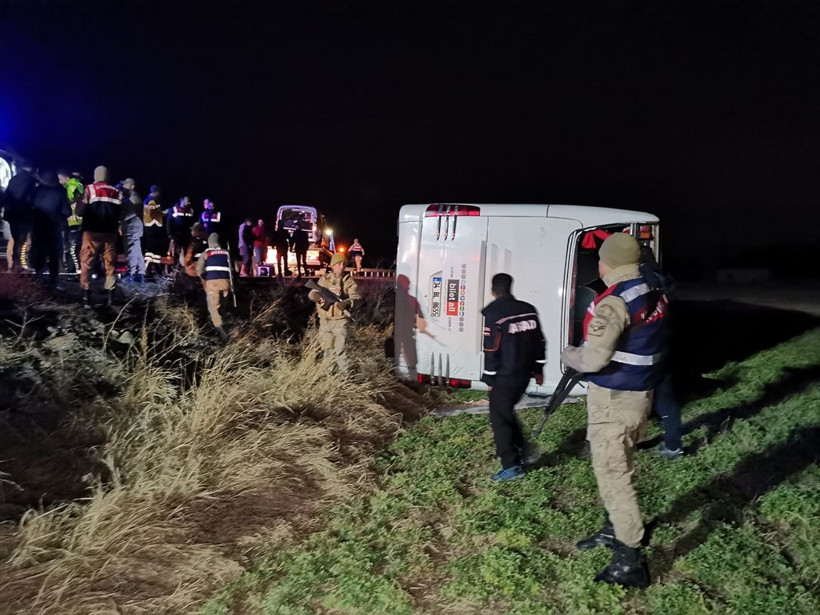 Erzincan'da otobüs devrildi 15 yaralı - Resim: 3