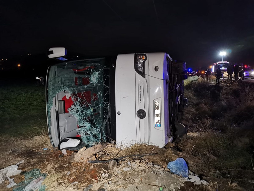 Erzincan'da otobüs devrildi 15 yaralı - Resim: 4