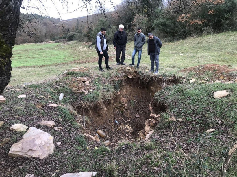 Define avcıları 50'den fazla çukur açtı! Hazine haritası ellerinde geceleri kazıyorlar - Resim: 4