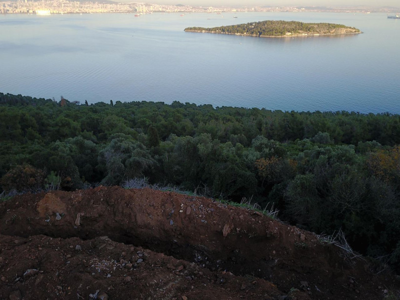Büyükada'da merak uyandıran iki dev çukur - Resim: 2
