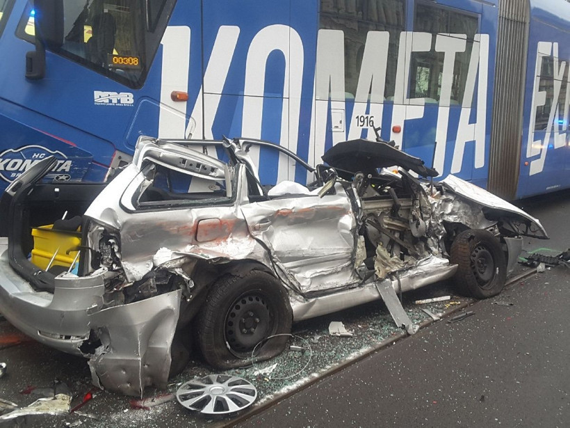 Tramvayların arasında sıkışan sürücünün mucize kurtuluşu - Resim: 1