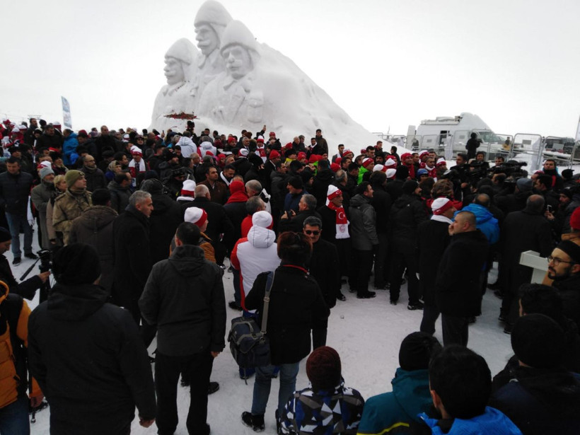 Şehit Mehmetçiklerin kardan heykellerine yoğun ilgi! Bakanlar da oradaydı - Resim: 2