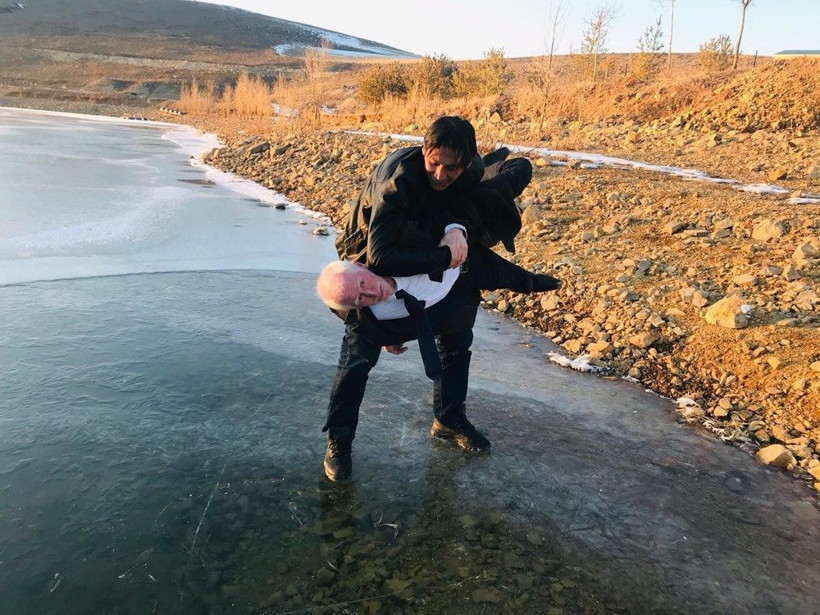 Bayburt'tan film sahnelerini aratmayan manzara! Donan gölde hatıra fotoğrafı - Resim: 2