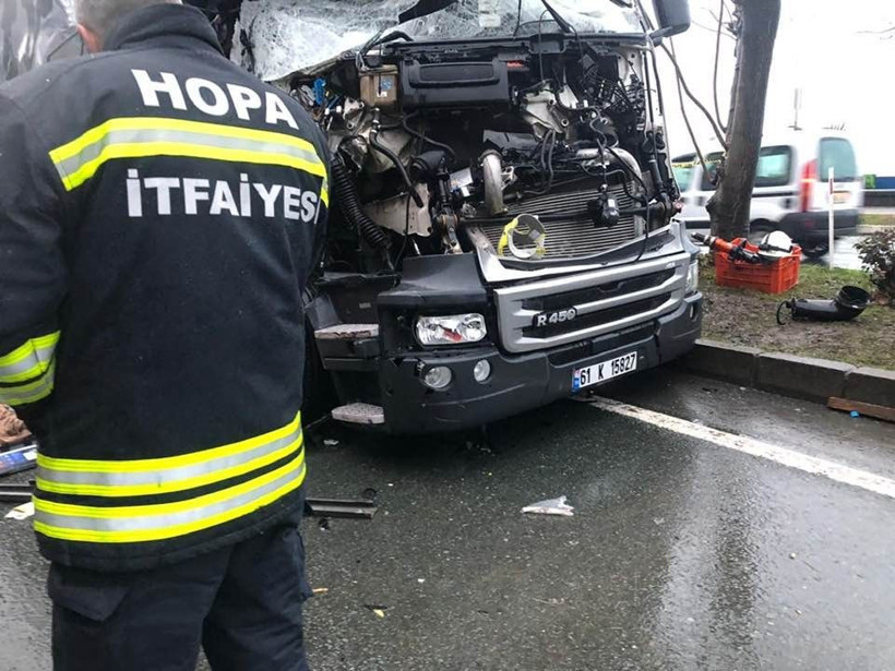 Artvin'de 2 kişi hurdaya dönen araçtan sağ çıktı - Resim: 1