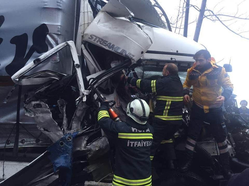 Artvin'de 2 kişi hurdaya dönen araçtan sağ çıktı - Resim: 3