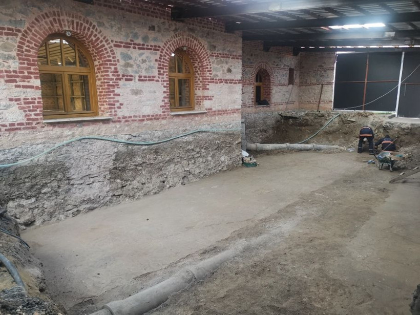 Zeytinburnu belediye binasının altından çıktı ucu bulunmaya çalışılıyor - Resim: 3