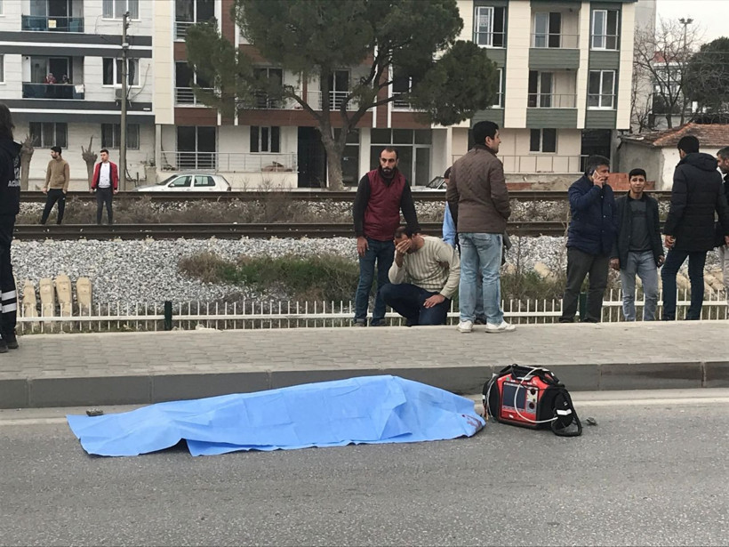 Manisa'da otomobilin çarptığı 14 yaşındaki çocuk hayatını kaybetti - Resim: 1