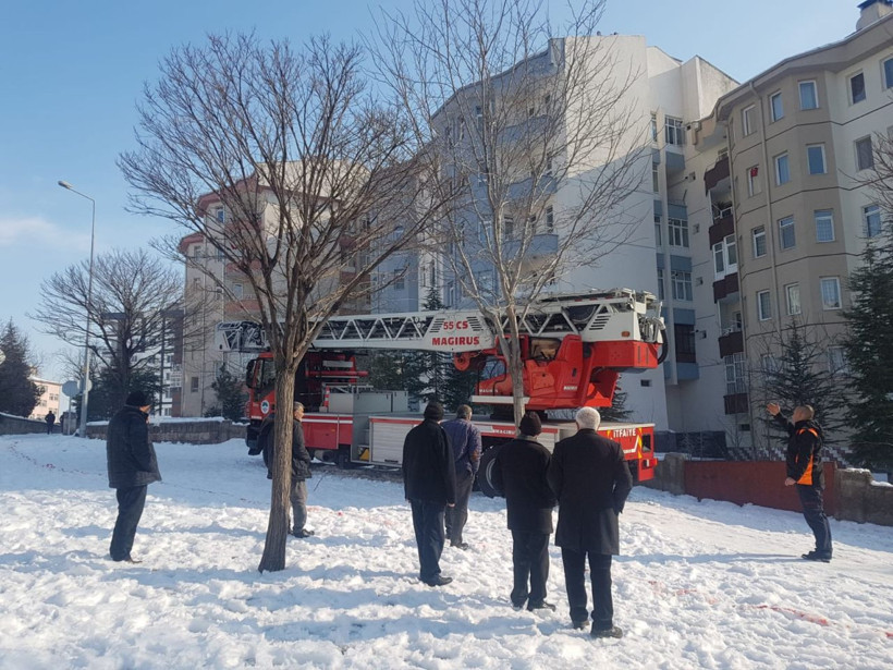 Balkondan atlayan kocasını son anda yakaladı şok görüntüler kamerada - Resim: 3