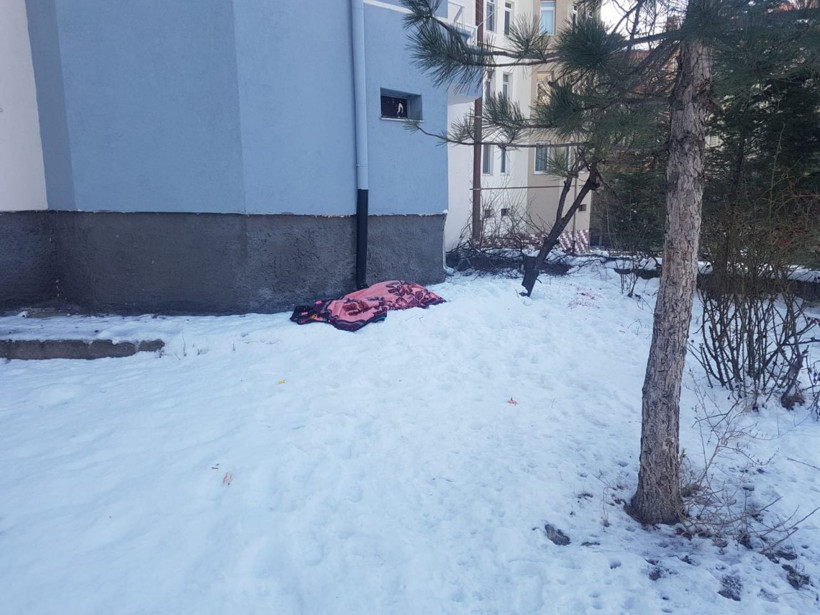 Balkondan atlayan kocasını son anda yakaladı şok görüntüler kamerada - Resim: 4