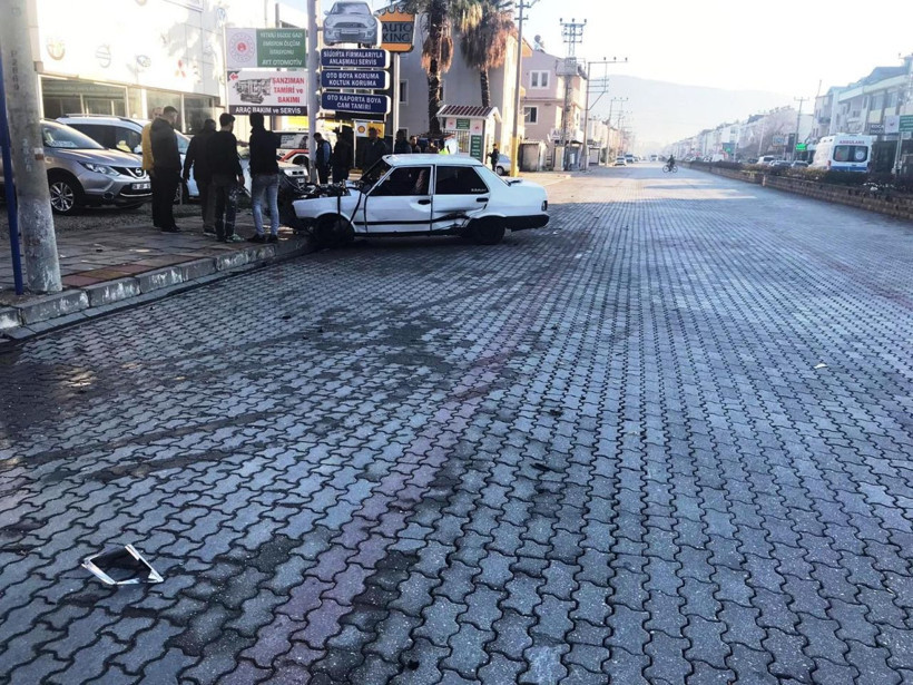 Muğla'da makas atan sürücü kaza yapınca otomobilden fırladı - Resim: 1
