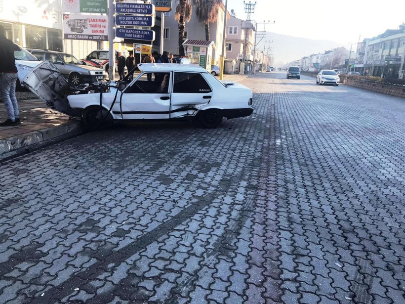 Muğla'da makas atan sürücü kaza yapınca otomobilden fırladı - Resim: 2