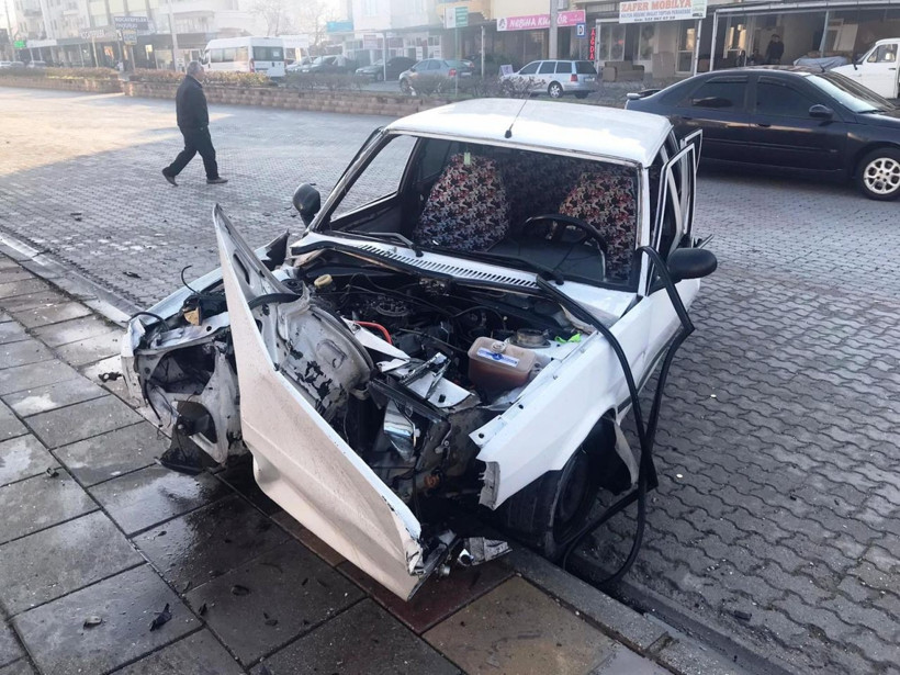 Muğla'da makas atan sürücü kaza yapınca otomobilden fırladı - Resim: 4