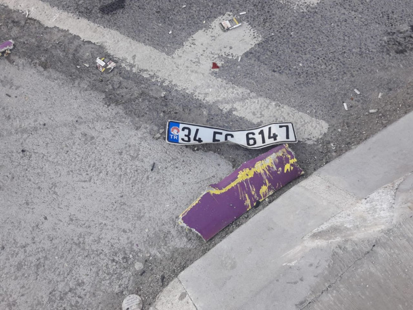 Olayın adresi Ataşehir! Araca çarpan otobüs ancak direği devirerek durabildi - Resim: 3