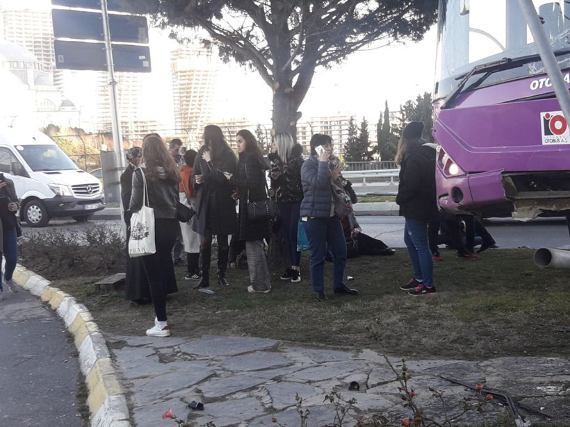 Olayın adresi Ataşehir! Araca çarpan otobüs ancak direği devirerek durabildi - Resim: 2