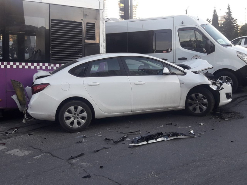 Olayın adresi Ataşehir! Araca çarpan otobüs ancak direği devirerek durabildi - Resim: 4