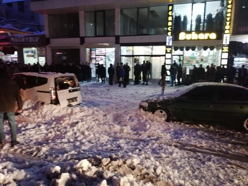 Bitlis'te çatıdan düşen kar kütlesi araçları kullanılamaz hale getirdi - Resim: 1