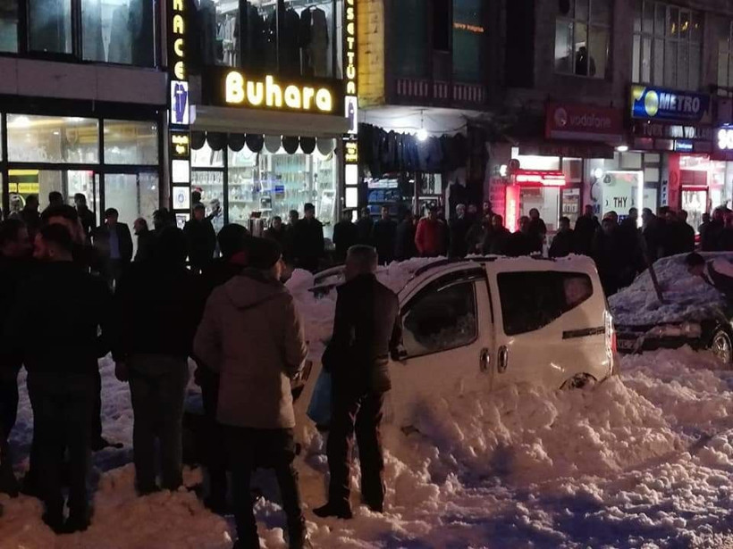 Bitlis'te çatıdan düşen kar kütlesi araçları kullanılamaz hale getirdi - Resim: 3