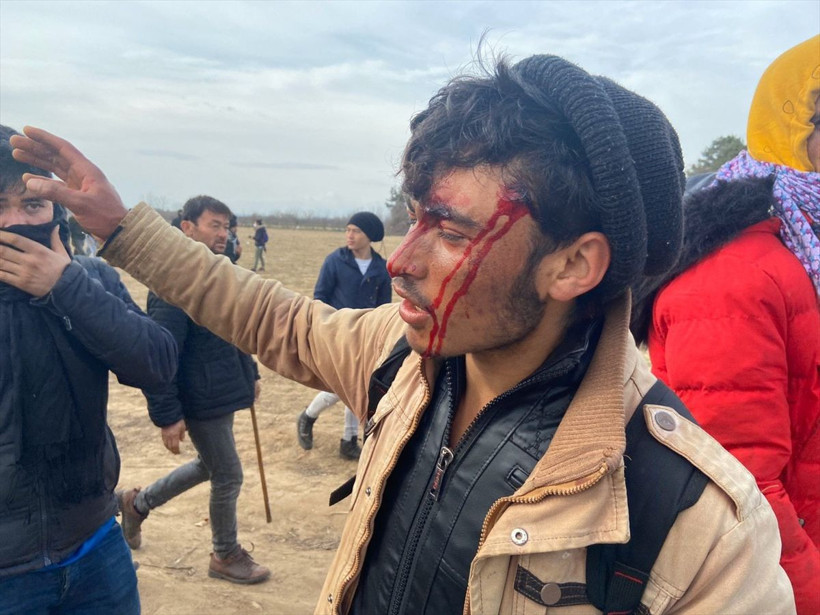 Yunan askeri mültecilere ateş açtı hamile kadına sopalarla dayak attılar - Resim: 3