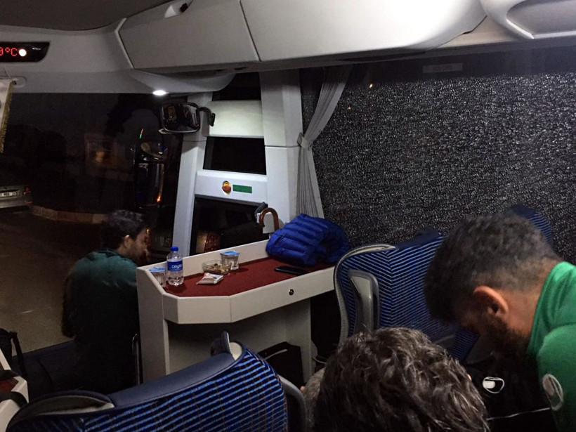 Alanyaspor kafilesine taşıyan takım otobüsünün camını patlattılar - Resim: 1