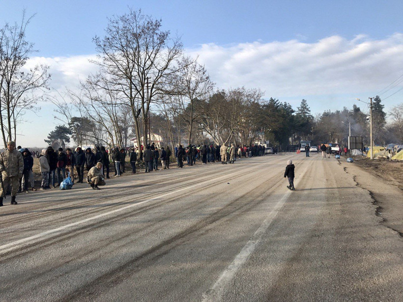 Mehmetçiğin kucağından indirmediği sığınmacı çocuğu Yunan gaza boğdu - Resim: 1