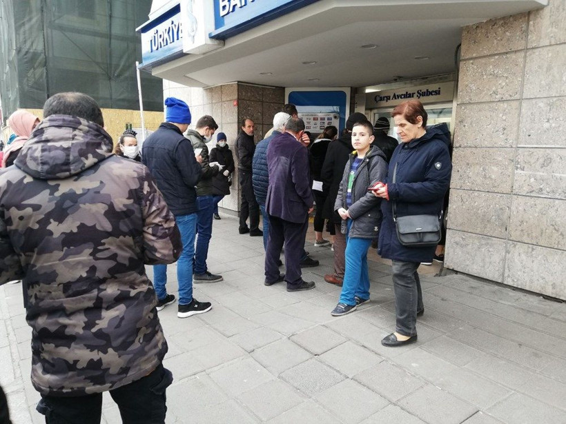 Tüm yurtta can sıkan korona umursamazlığı Ne 65 yaş yasağı ne sosyal mesafe takıldı - Resim: 2