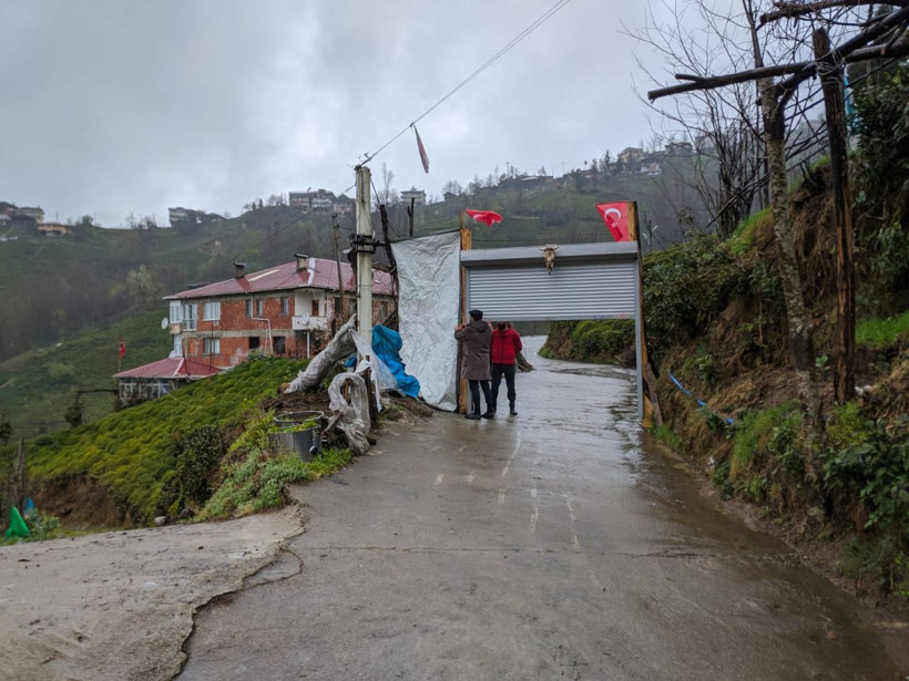 Rize'de köylülerin sıradışı önlemi! Aşıklar köyü girişine otomatik kepenk yaptılar - Resim: 4