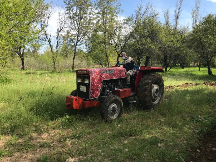 Adıyaman'da bahçesini süremeyen yaşlı kadının yardımına jandarma yetişti - Resim: 3