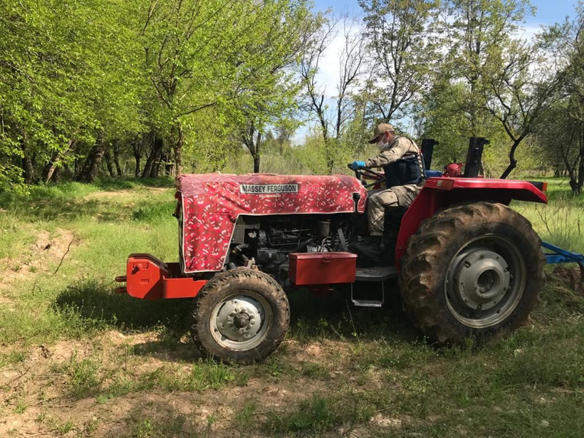 Adıyaman'da bahçesini süremeyen yaşlı kadının yardımına jandarma yetişti - Resim: 1