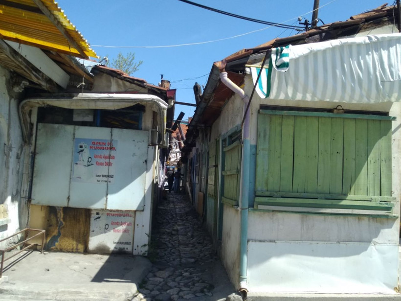 Çorum'da dünyanın en dar sokağında sosyal mesafe kuralı ilginç görüntüler - Resim: 3