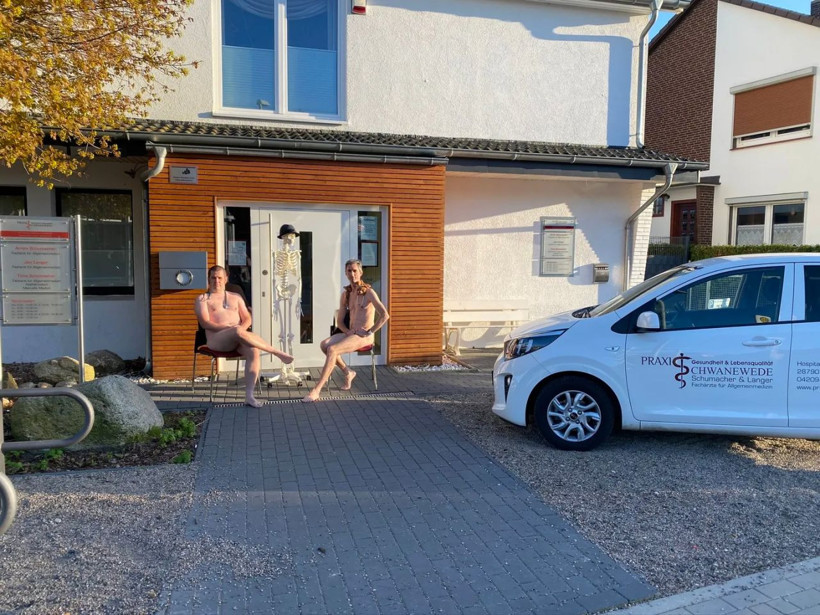 Almanya ve Fransa'da sağlık çalışanları çıplak! Yok böyle bir protesto - Resim: 3