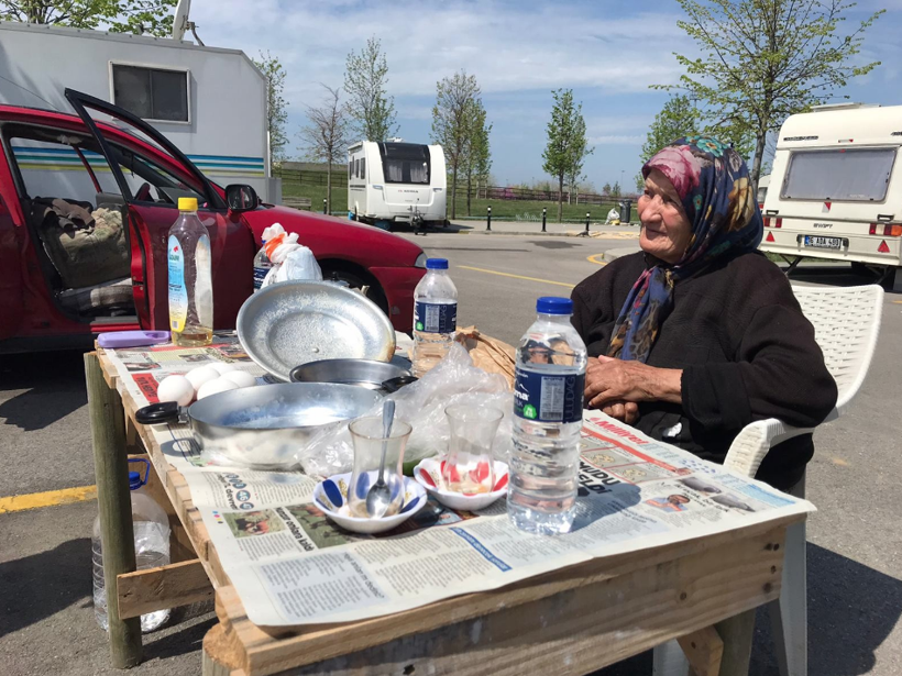 Maltepe'de 82 yaşındaki engelli teyze ve oğlu 90 gündür arabada yaşıyor - Resim: 2