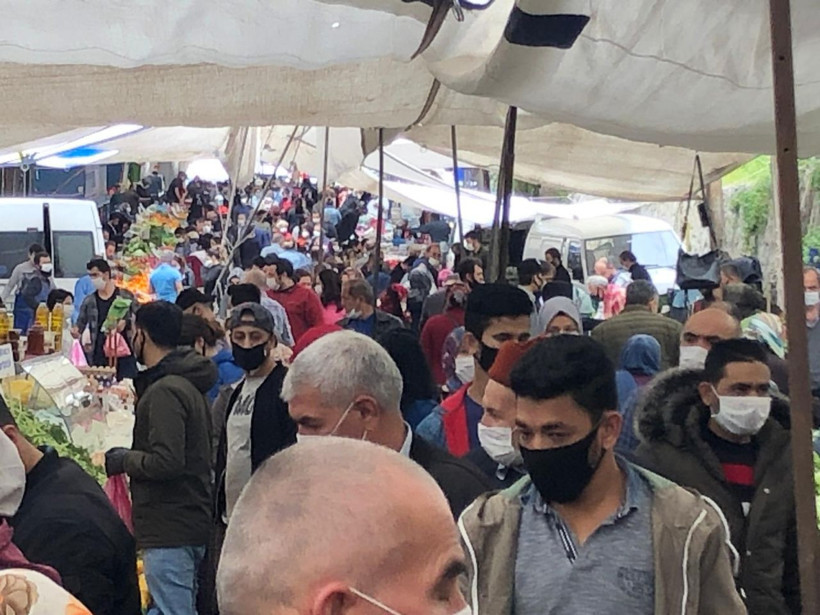 Şişli'deki semt pazarında iç içe alışveriş yaptılar - Resim: 1