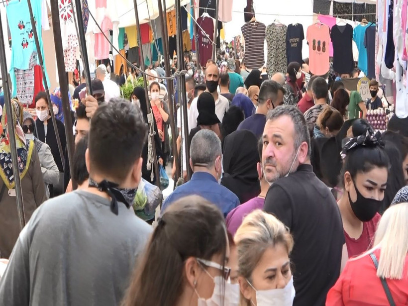 Avcılar'daki semt pazarında akılalmaz yoğunluk - Resim: 3