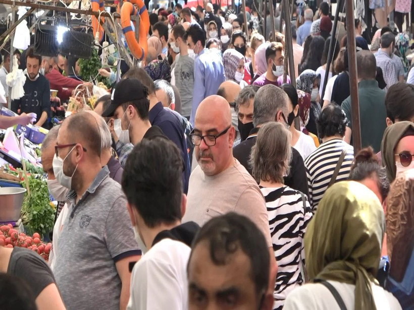 Avcılar'daki semt pazarında akılalmaz yoğunluk - Resim: 2