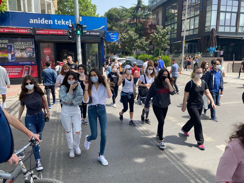 Türkiye'de sokağa çıkan 15-20 yaş grubu caddelere akın etti yoğunluk yaşandı - Resim: 4