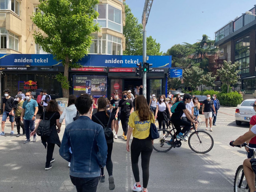 Türkiye'de sokağa çıkan 15-20 yaş grubu caddelere akın etti yoğunluk yaşandı - Resim: 1