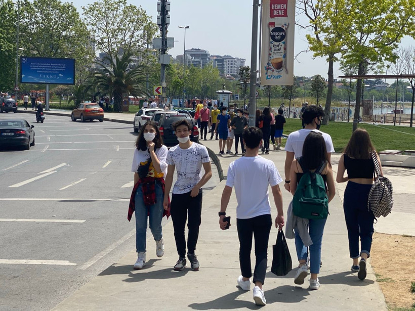 Türkiye'de sokağa çıkan 15-20 yaş grubu caddelere akın etti yoğunluk yaşandı - Resim: 3