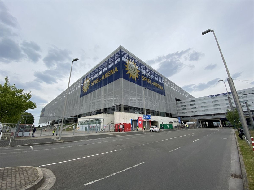 Bundesliga'da sessiz açılış! Futbol mesafe ve maskelerle geri döndü - Resim: 1