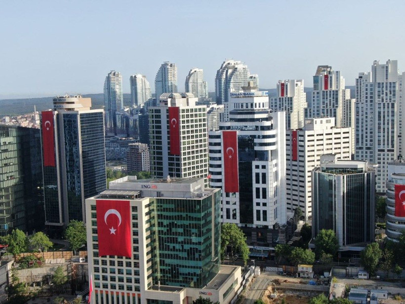 19 Mayıs'ta İstanbul'un gökdelenleri yine kırmızı beyaza büründü - Resim: 2