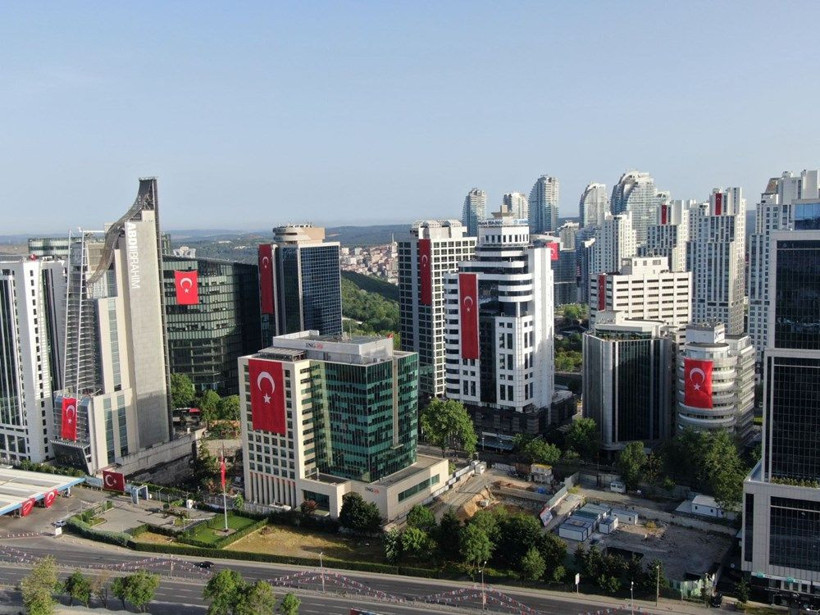 19 Mayıs'ta İstanbul'un gökdelenleri yine kırmızı beyaza büründü - Resim: 4