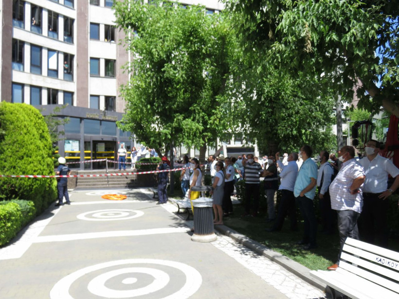 İstanbul Kadıköy Belediyesi binasında intihar girişimi - Resim: 2