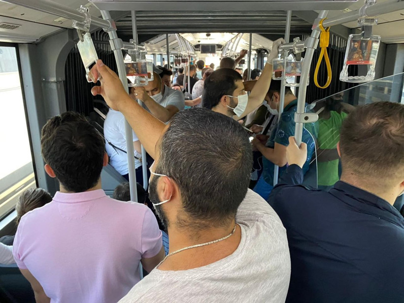 Metrobüs durağında endişelendiren görüntüler! Sosyal mesafe yok kalabalık çok - Resim: 1